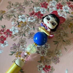 Disney Doorables: Snow White: Snow White party handmade beaded pen